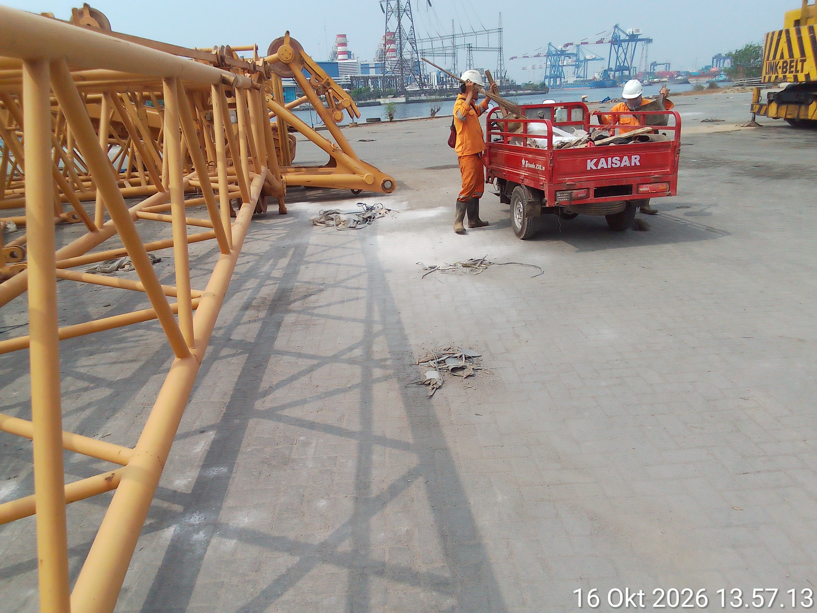Saat bekerja - Dermaga - Inggom