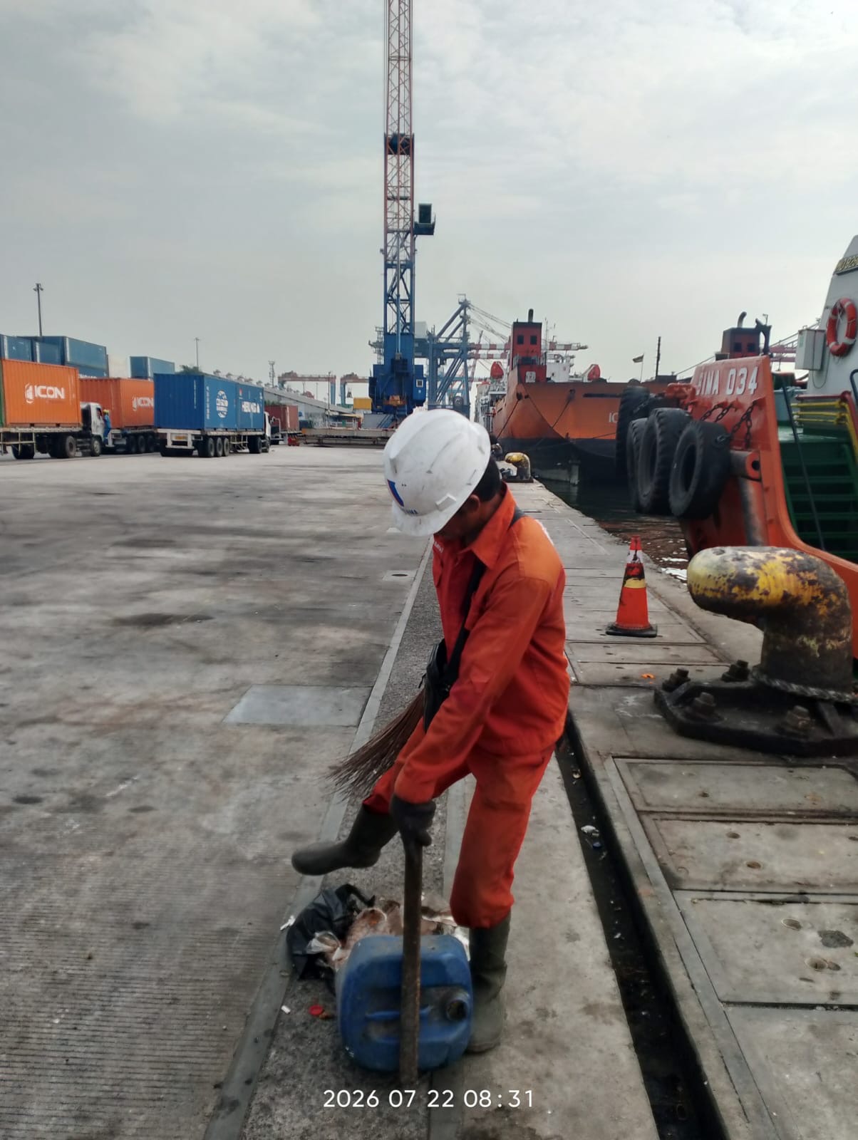 Saat bekerja - Dermaga 107