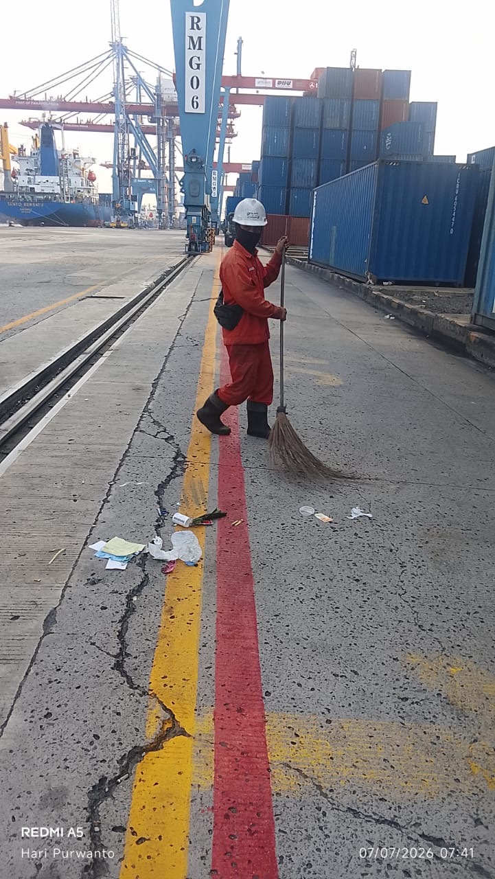 Saat bekerja - Dermaga 108
