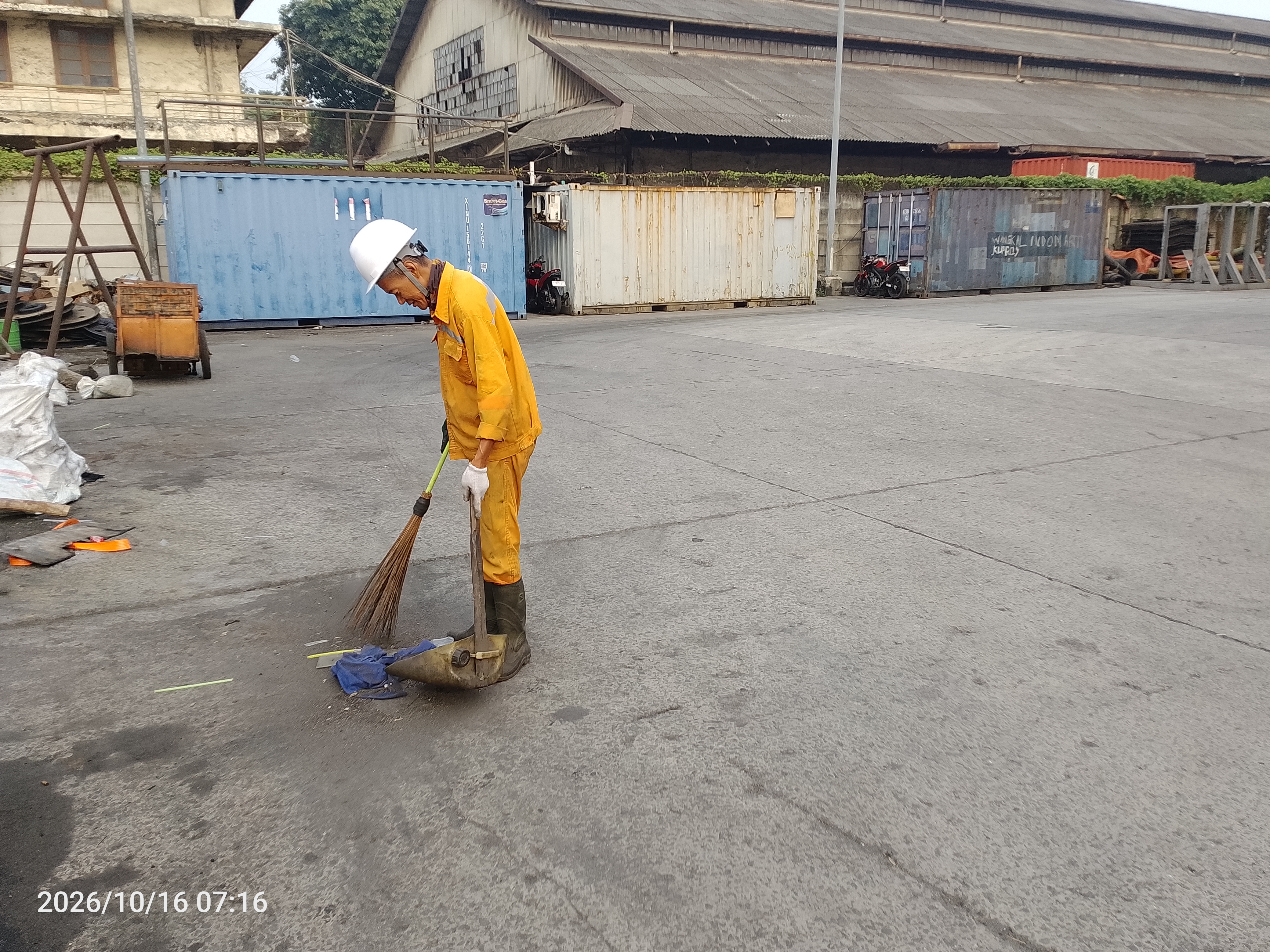 Saat bekerja - Gudang pombo - Pombo