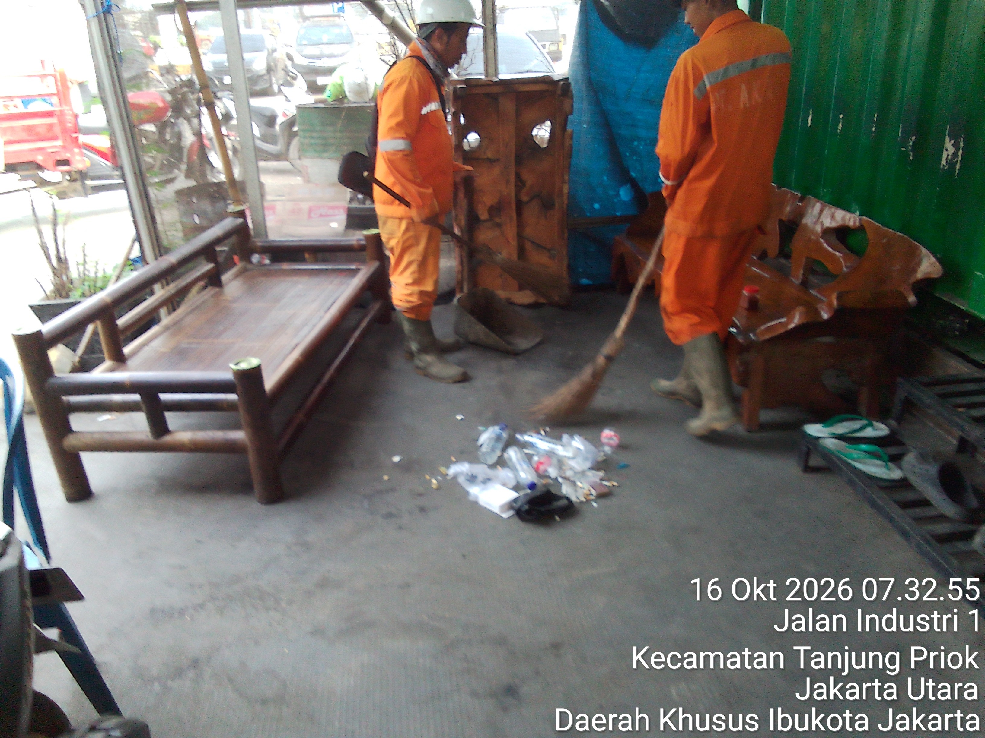 Saat bekerja - Dermaga - Inggom