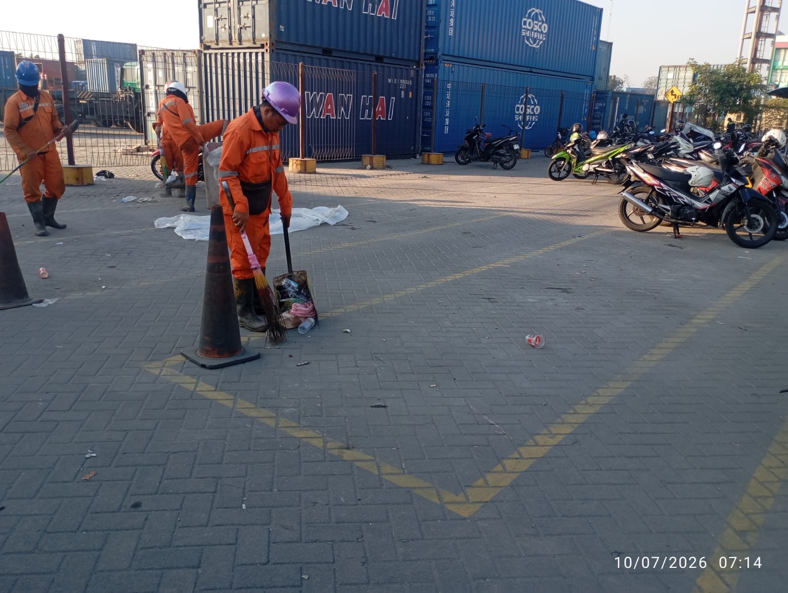 Saat bekerja - Sampah parkiran PTP Tanjung Priok dan Gate masuk - Nus 1