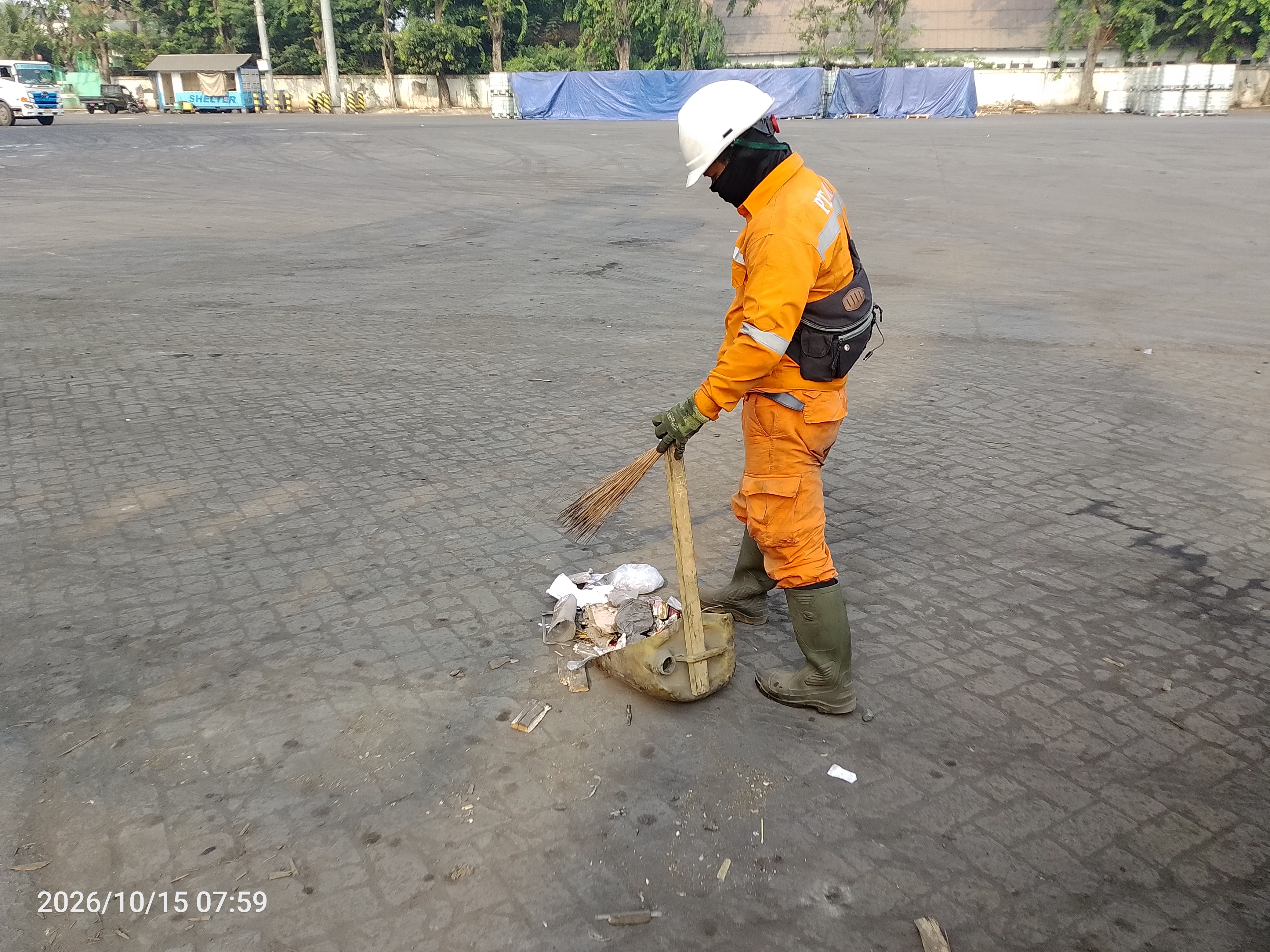 Saat bekerja - Lapangan 102 - Pombo
