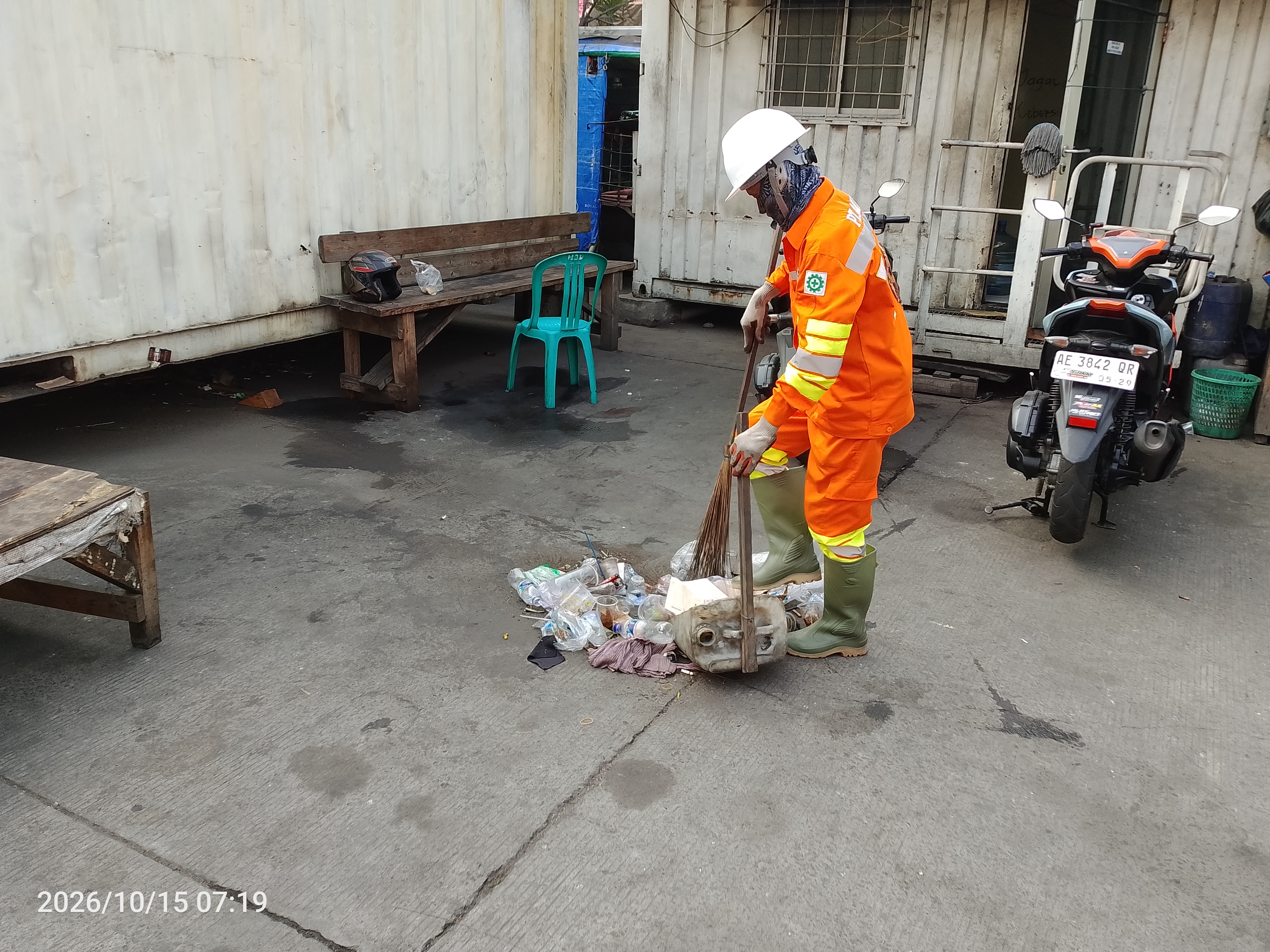 Saat bekerja - Gudang pombo - Pombo