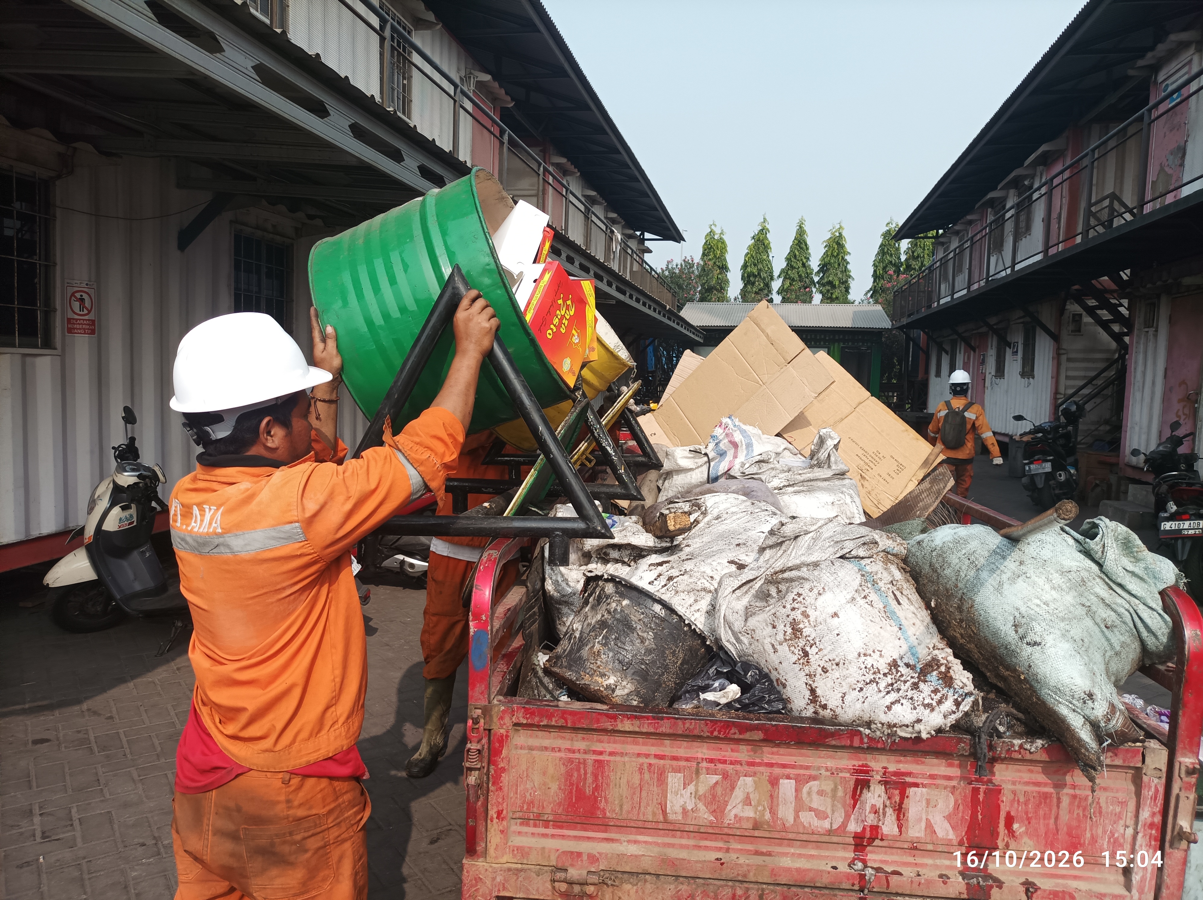Saat bekerja - Sampah parkiran office ptp T01 - Nus 1