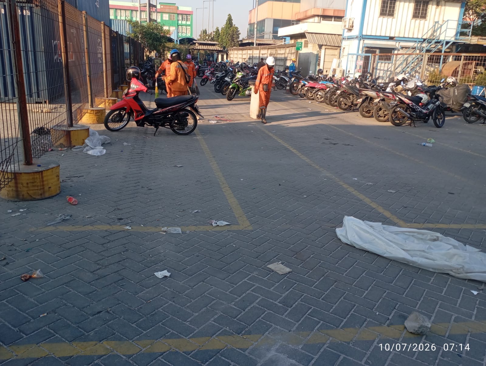 Sebelum bekerja - Sampah parkiran PTP Tanjung Priok dan Gate masuk - Nus 1