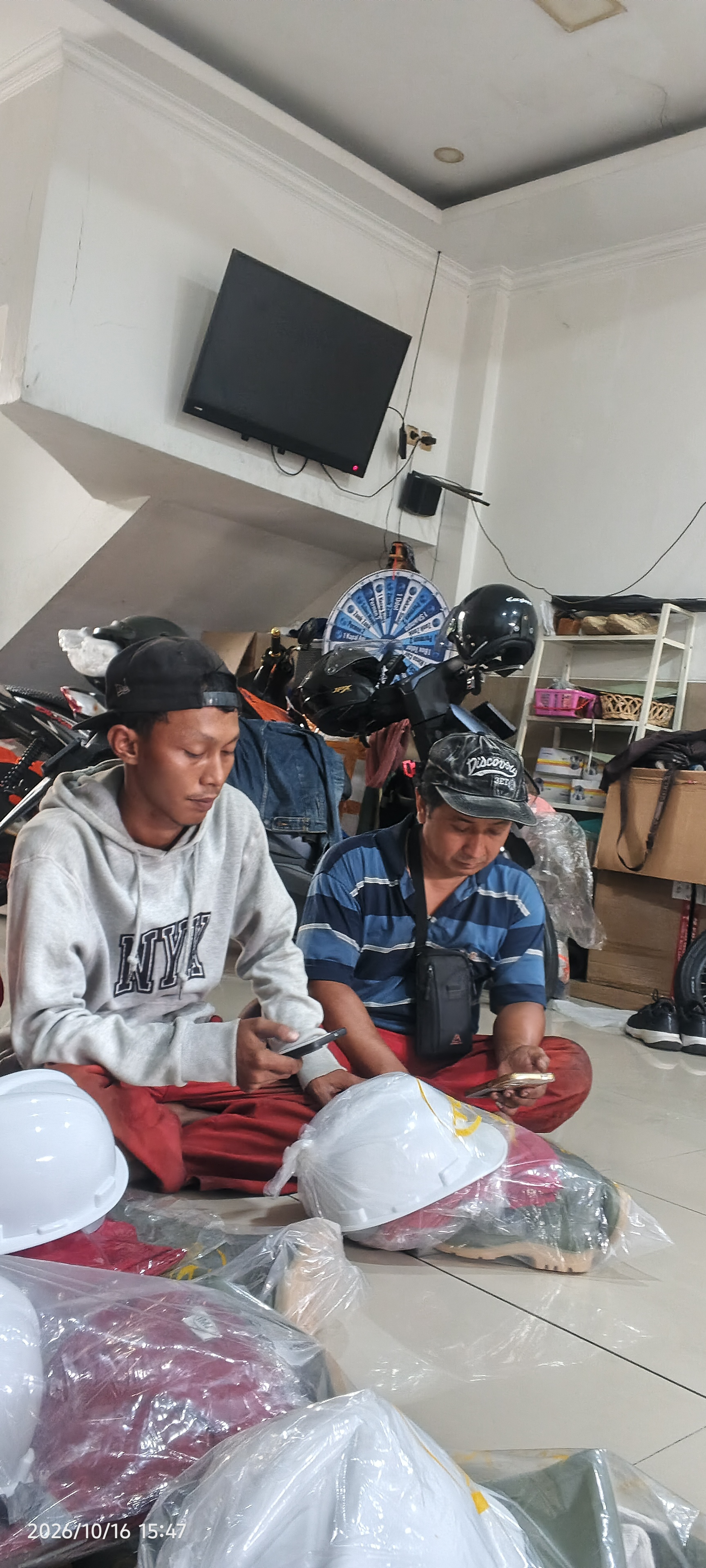 Saat bekerja - Dermaga 105