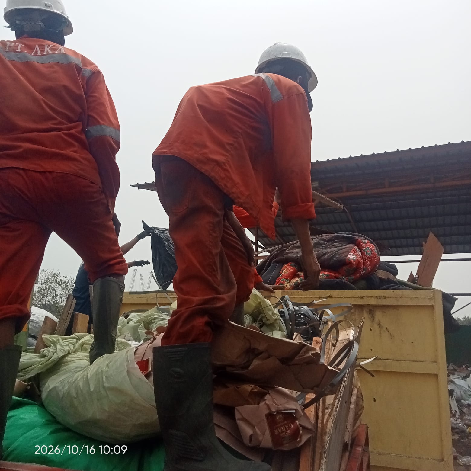 Saat bekerja - Dermaga 213