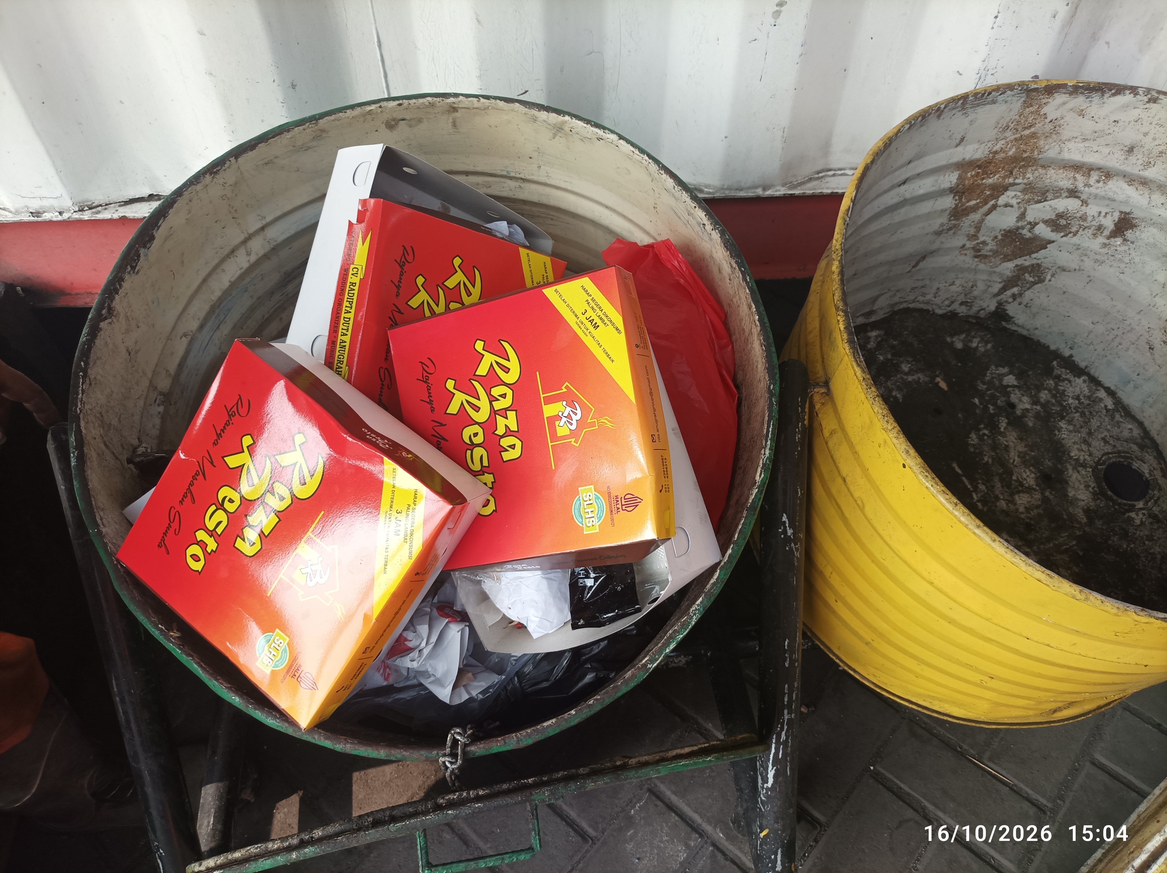 Sebelum bekerja - Sampah parkiran office ptp T01 - Nus 1