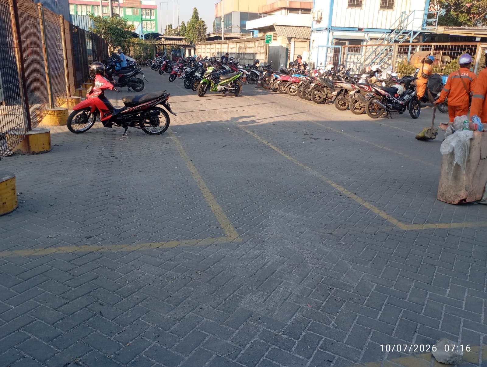 Setelah bekerja - Sampah parkiran PTP Tanjung Priok dan Gate masuk - Nus 1